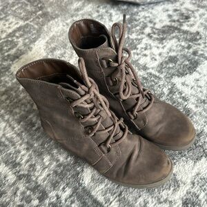 Women’s wedge bootie